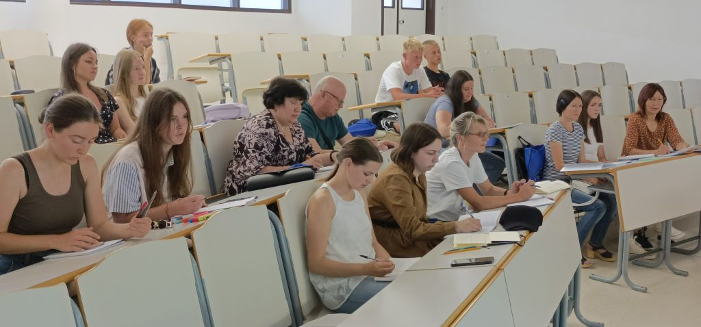 Университет Кадиса успешно запустил программу испанского языка как иностранного для беженцев из У...